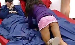 दो सेक्सी हिन्दी पिक्चर वीडियो निष्पक्ष बालों वाली योनि और मुँह में